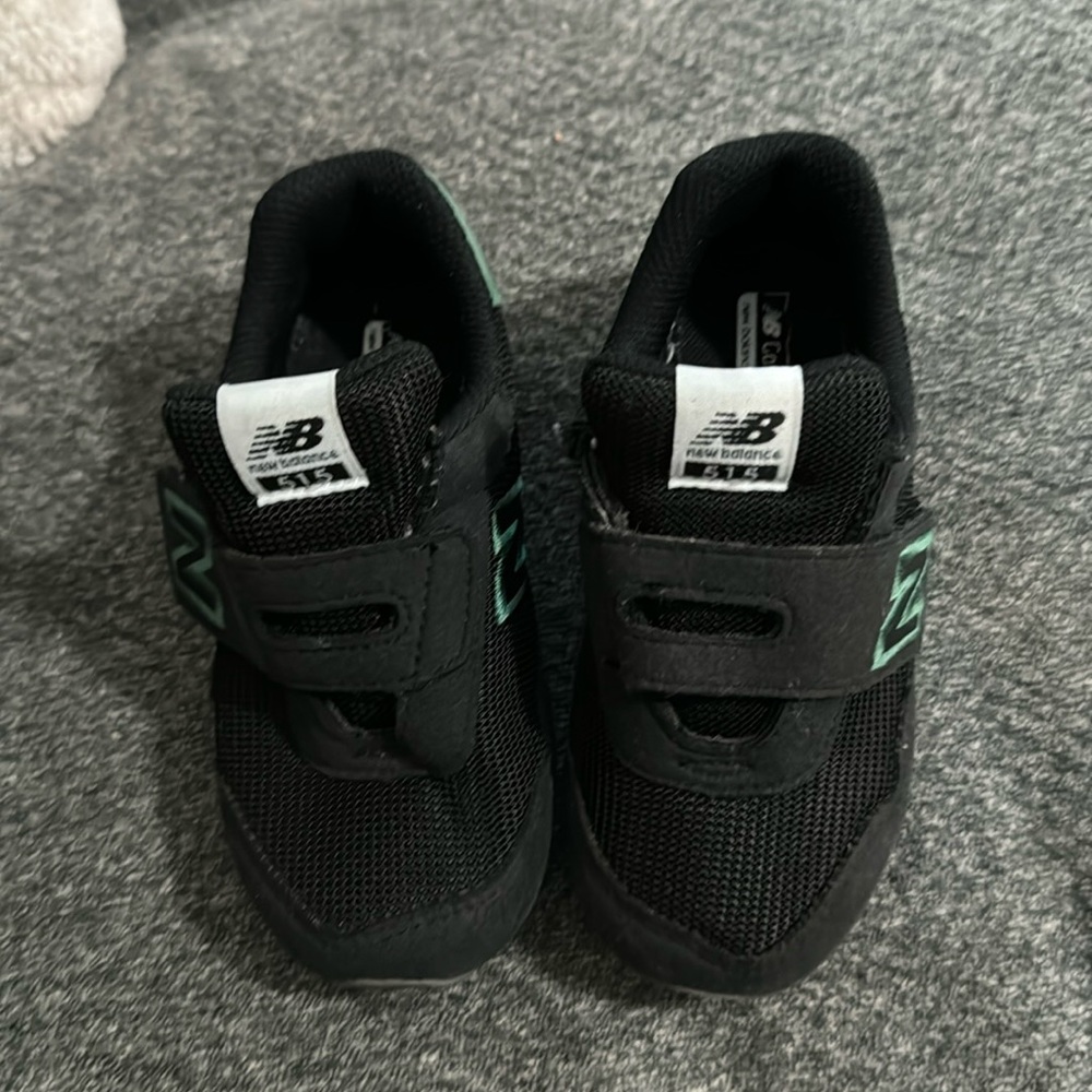 New Balance Unisex-kids 515 V1 Hook And Loop Sneaker Black And Green Size 9c